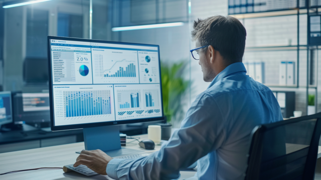 Hombre analizando dashboard de software de control escalable en su empresa